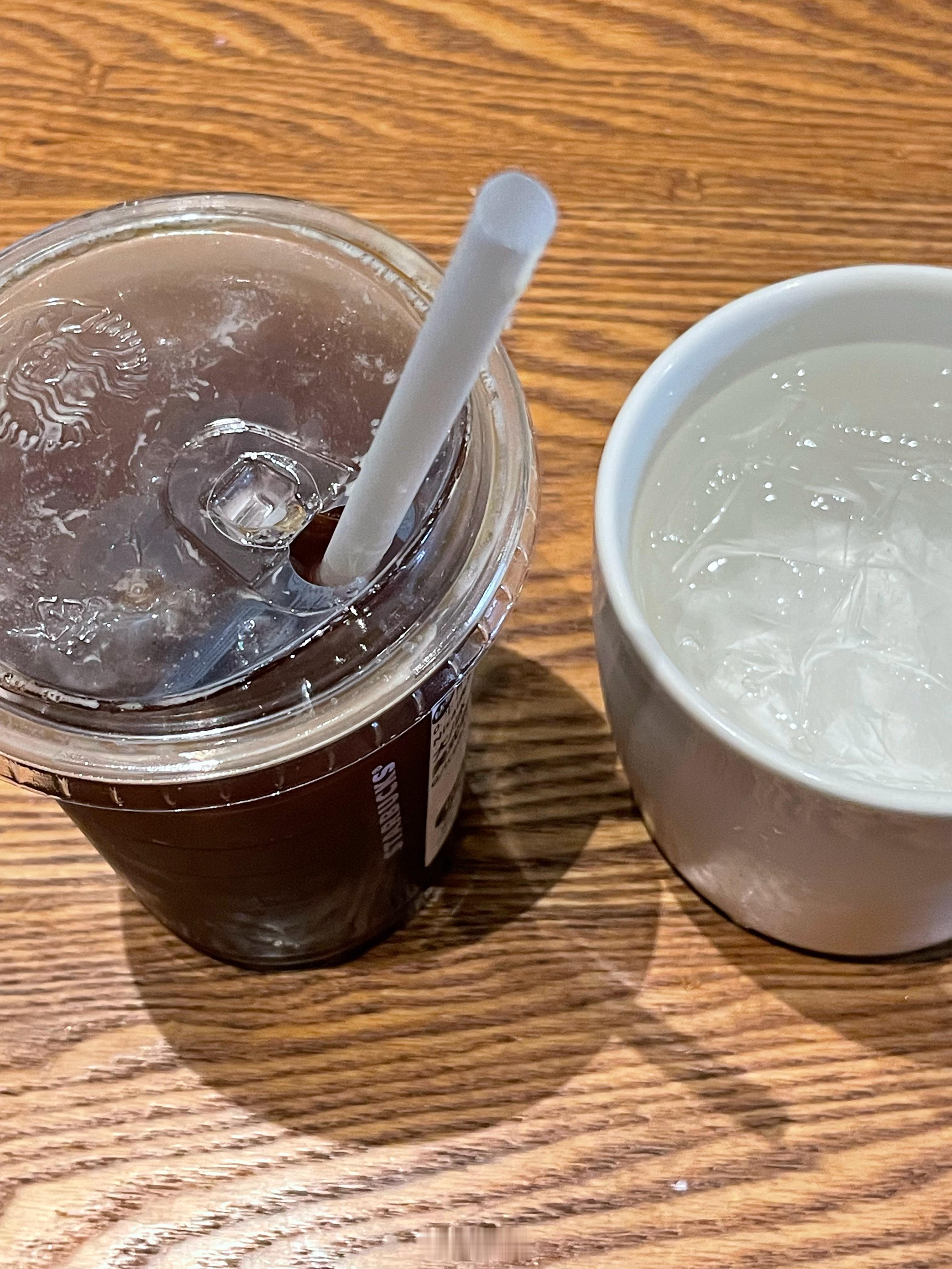 其实每天早上出门前我都在家里吃了早餐喝了牛奶，今天这杯冰美式是免费的，今天这个早