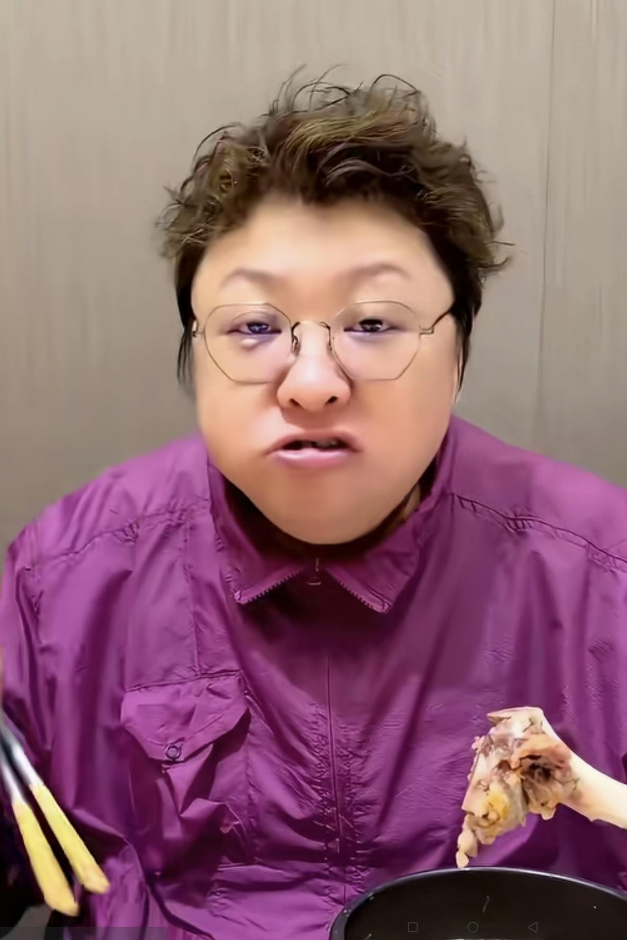 从这些照片中可以看出：美食对韩红有很大的诱惑力！你看看她吃筒子骨吃的多么的香，