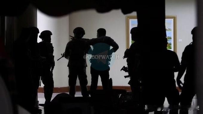 综合多家外媒报道，菲律宾警方和身着迷彩服的海军陆战队已冲进菲参议院大楼，大楼内听