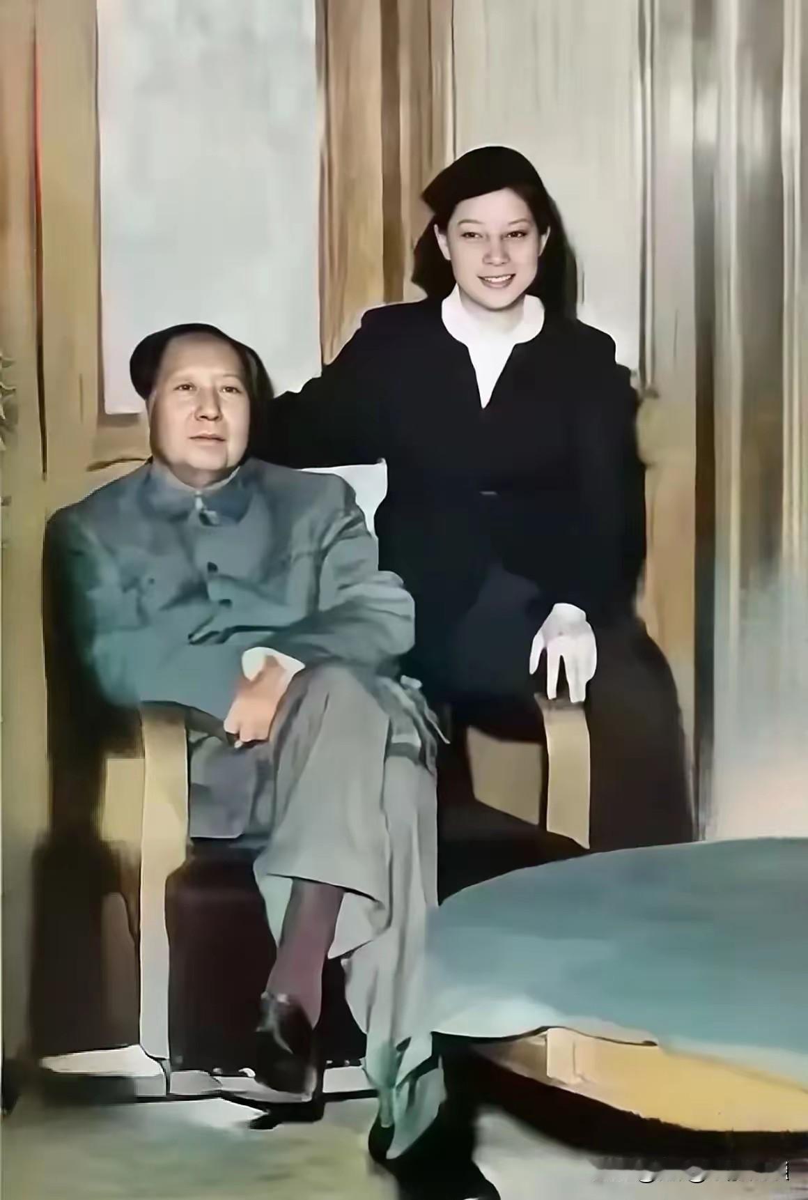 这张珍贵老照片，是毛主席和护士的同框画面。伟人平易近人，没有半点架子，让人由衷心