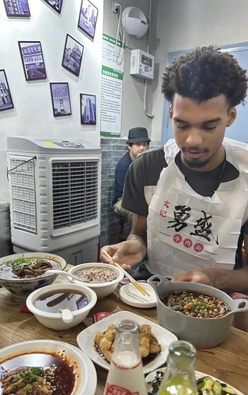 文班亚马什么时候来中国了，还晒出了品尝牛肉面的照片，一双筷子被文班亚马拿在手