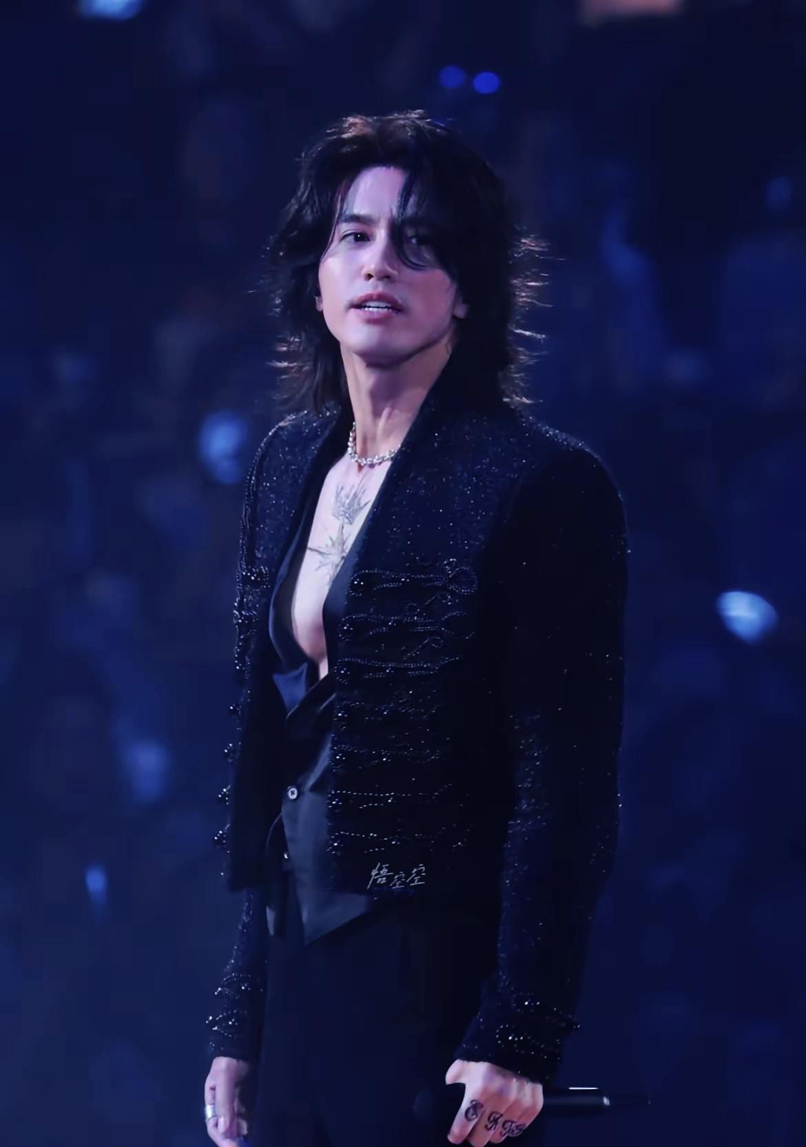 48岁言承旭，宽肩细腰，凌晨5点独占健身房。二十年水煮菜，七年戒糖，每日睡够七