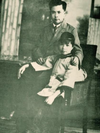 1928年，任弼时被捕，敌人派兵将他押往安庆。船上，许多旅客上前围观。任弼时忽地