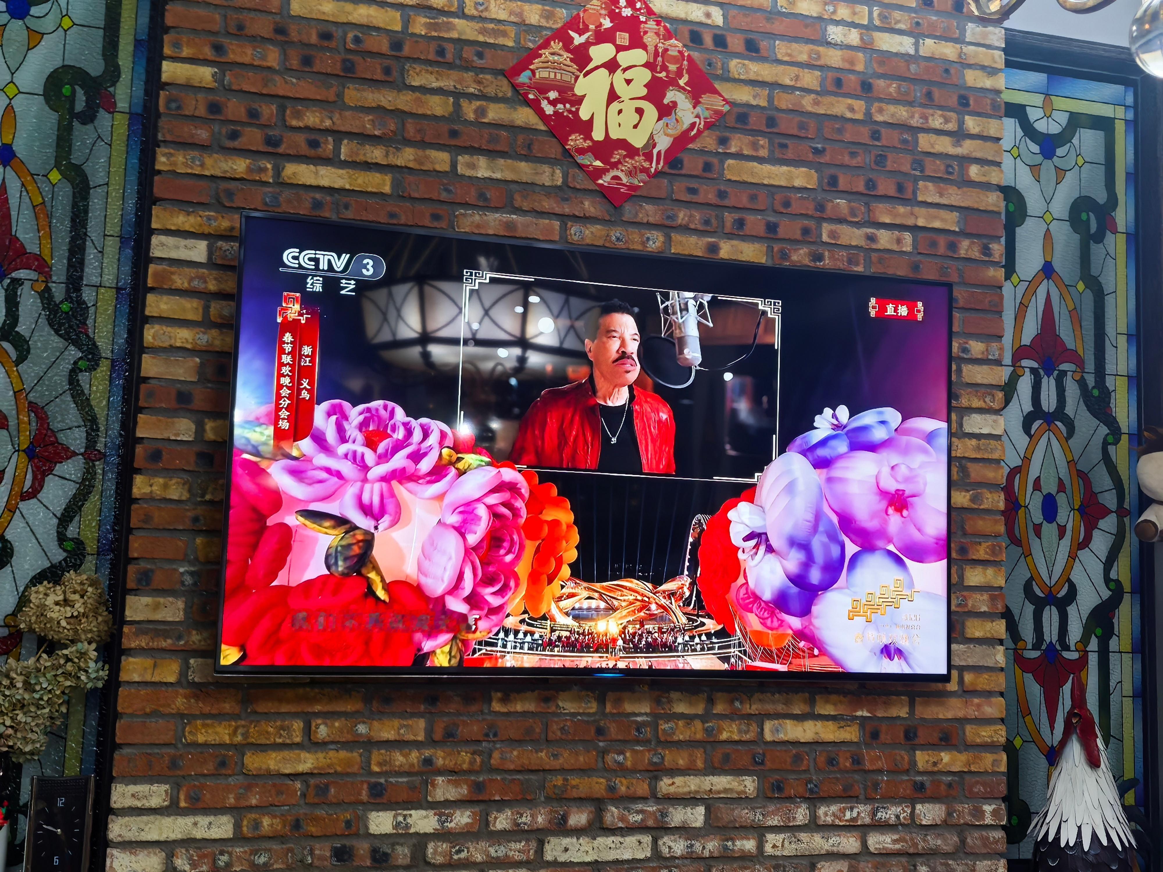 春晚其实成龙唱歌挺好听的…