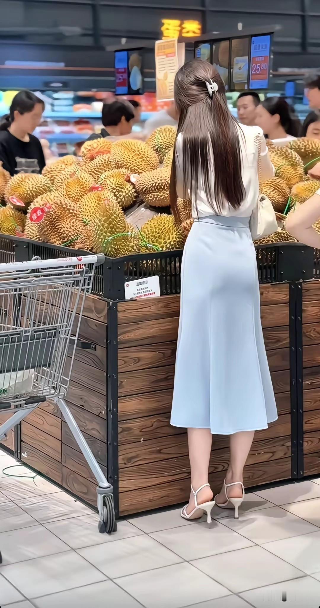 这个女的是我在买榴莲的时候，在离她不远的地方拍到的整个背影。她的脚上穿