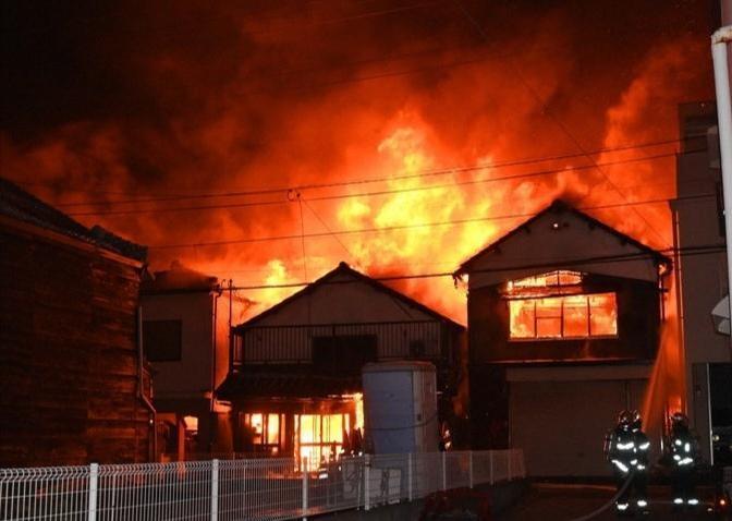 就在刚刚日本大分县消防部门突然通报了当地一处城市火灾的最新进展，媒体称现场