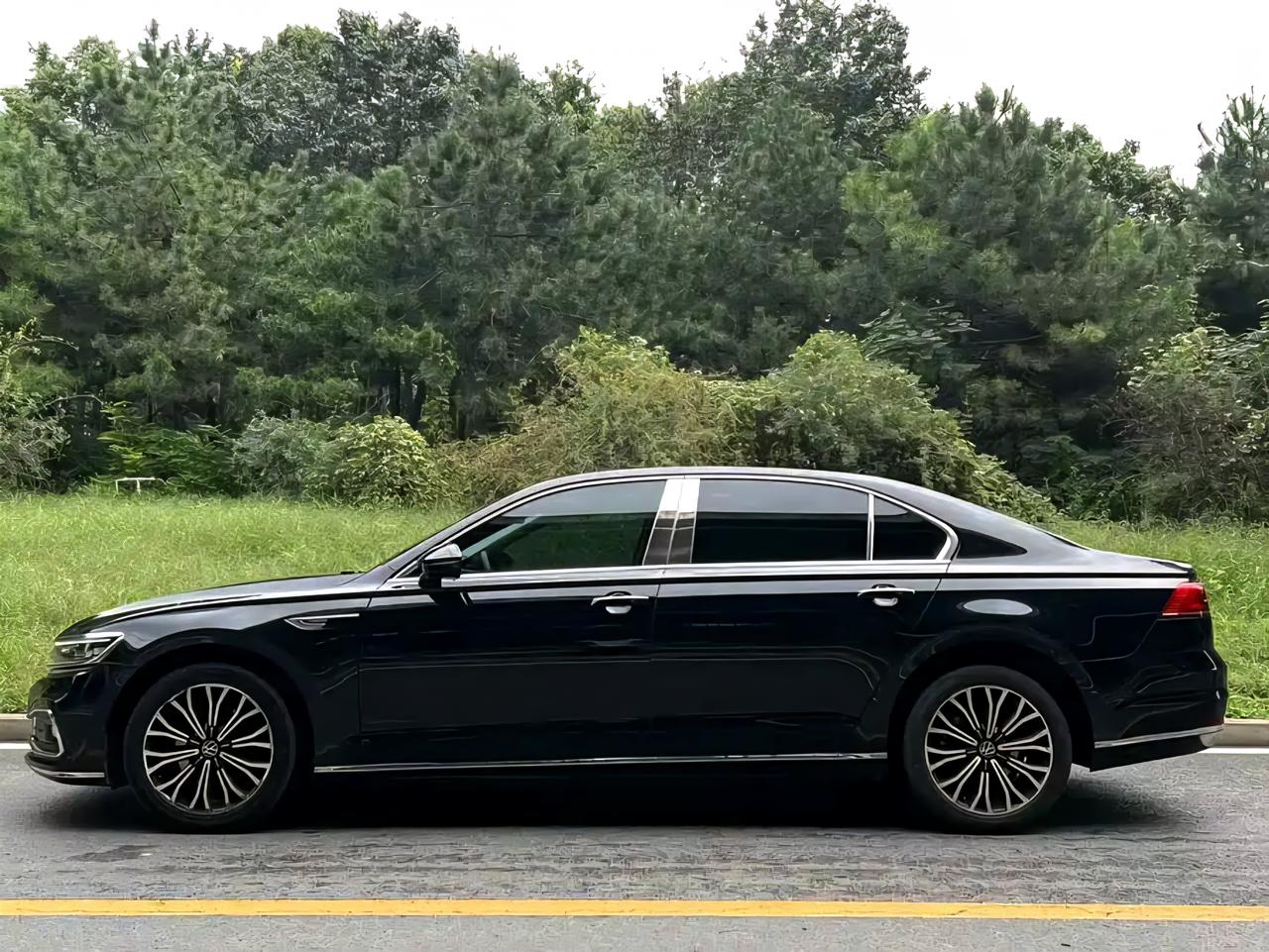 想跟大家聊聊这台大众辉昂，这是一台不怎么受市场重视的车，但是这台车我个人觉得有两