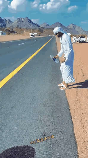 头顶一块布，天下我最富。敢在沙漠中的公路上倒掉整瓶纯净水，这才是炫富界的天花板。