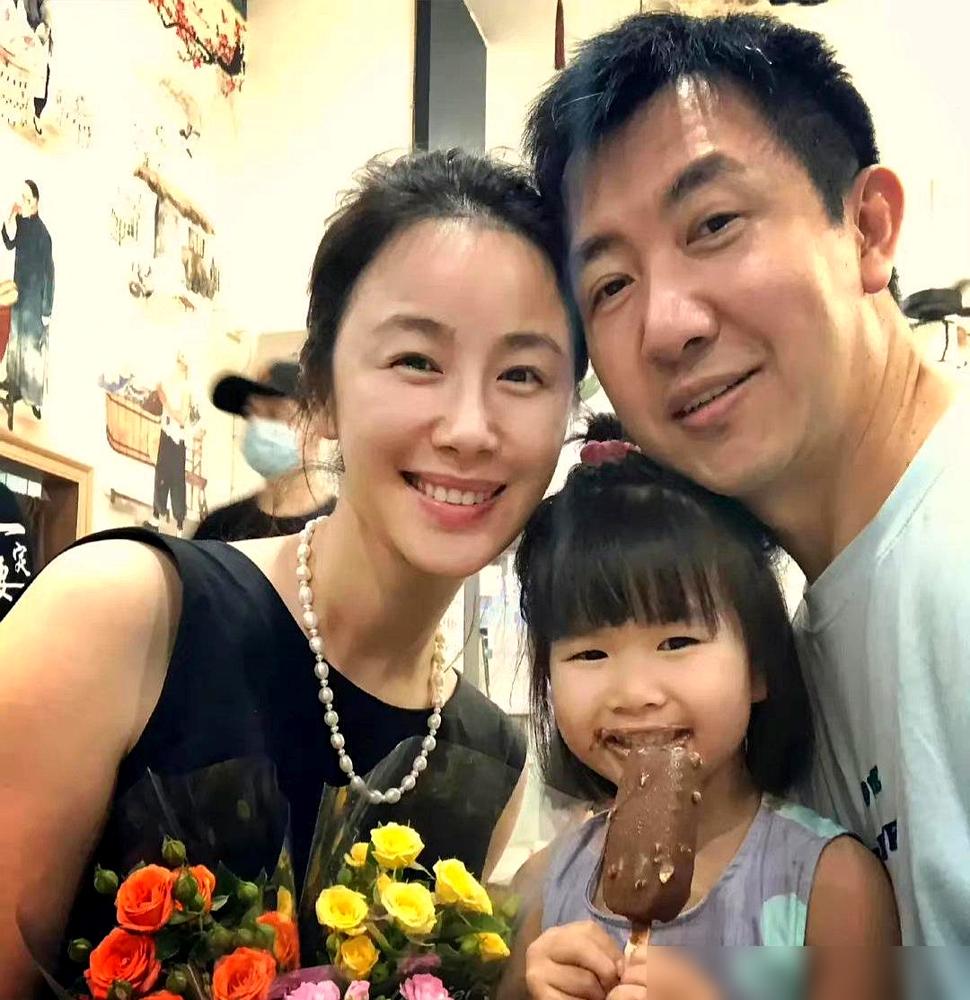 别再吹鄢颇的艳福了。我告诉你，他身边的三个女人，根本不是爱人，而是他人生三个阶段