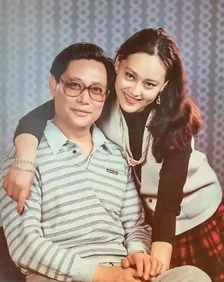 1983年，21岁的宋佳嫁给42岁的张学津，婚礼上所有人都说她“高攀”。京剧泰斗
