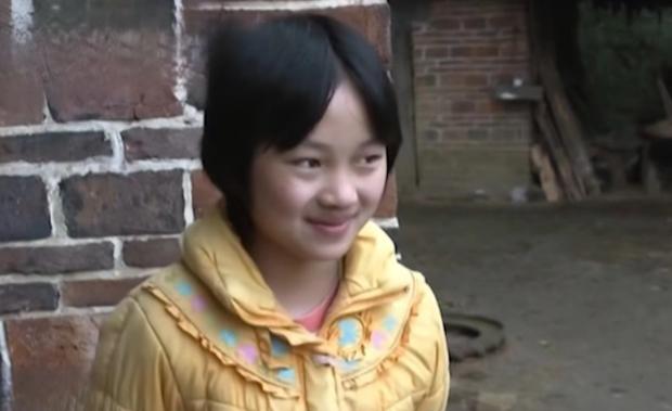 2017年，湖南有个12岁的小女孩，一直跟着奶奶长大。这个叫石凤鸣的孩子，生