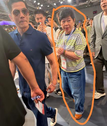 这是郭富城经纪人小美，如今已经六十多岁的她，日常出镜穿搭朴素、气质温和，看着就是