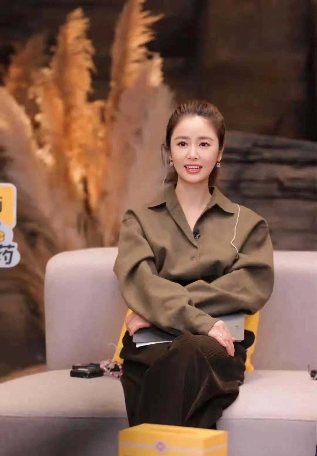 林心如状态绝了！橄榄绿穿搭尽显优雅韵味被林心如这套穿搭狠狠惊艳到✨橄榄绿