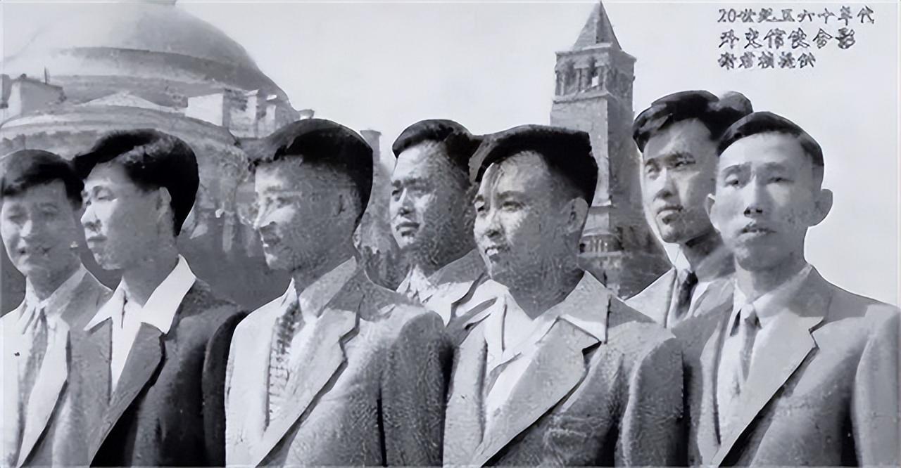 🌞1985年11月，我国外交官何存峰乘坐美国客机飞往纽约，在飞行途中，何存