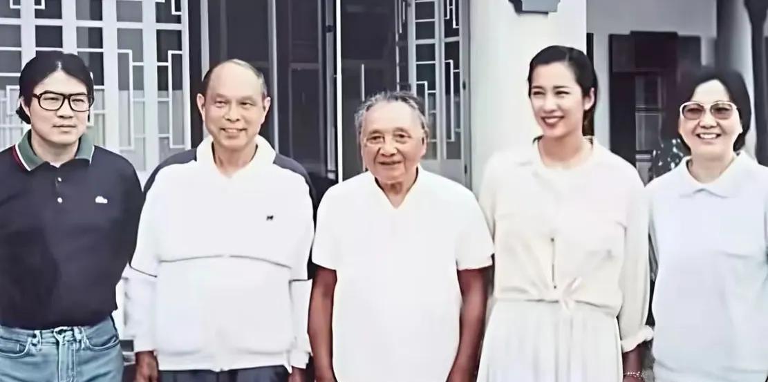 离了婚的朱玲玲，对于霍家的大事小情，为啥仍然可以像女主人一样，进进出出，始终被当