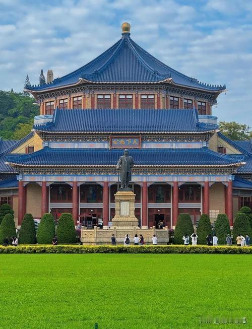 建议外地人来广州玩，市内的越秀公园和中山纪念堂可以走走，然后逛一下北京路和西湖路