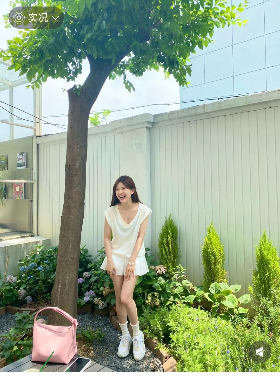 第一次见露思这么放肆的笑。