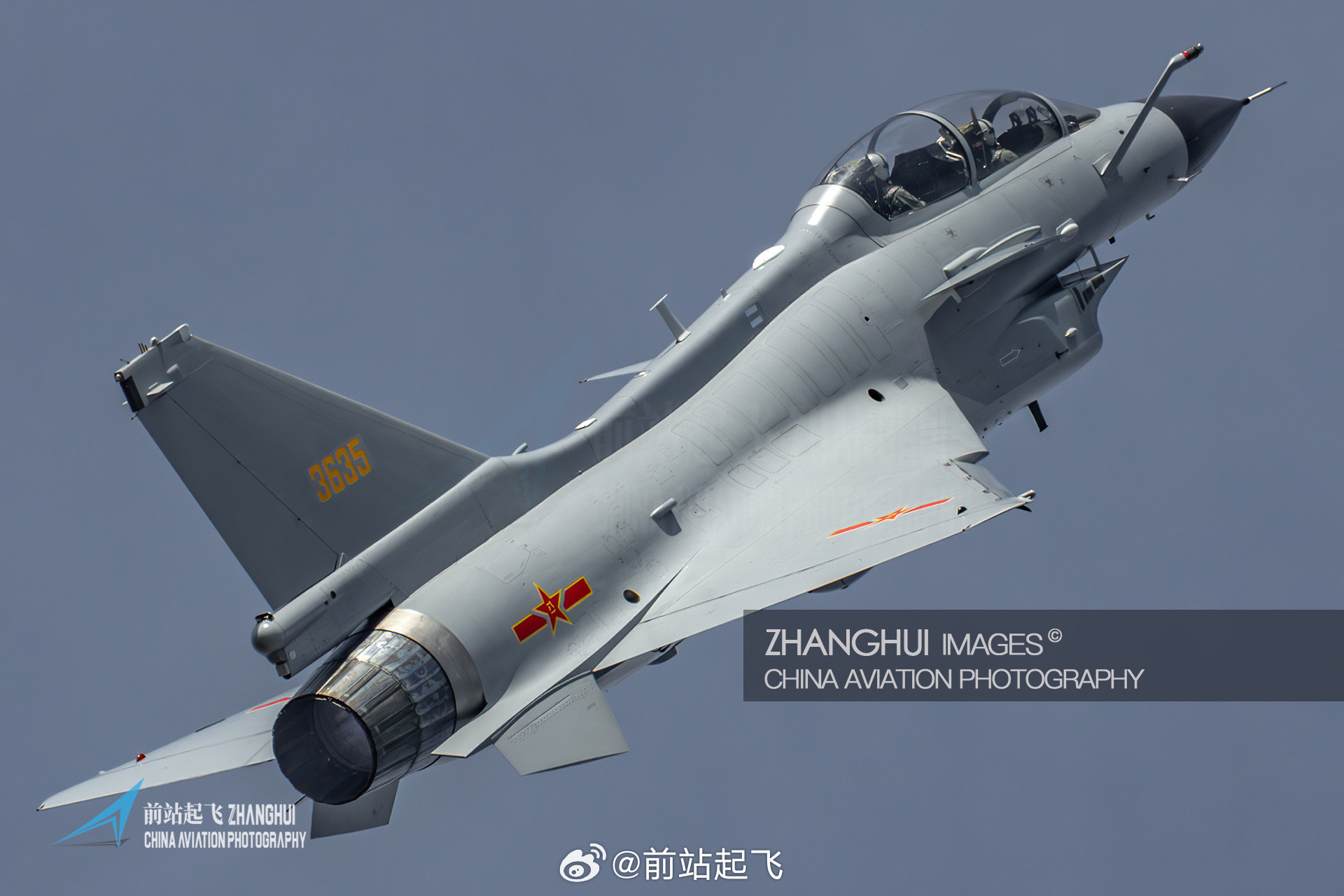 能拍到空军蓝灰色涂装的歼10机会是非常少的，再加上歼10飞机体型比较小，在空中能
