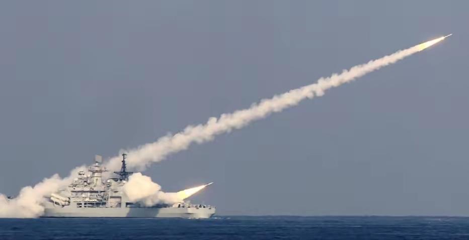 解放军在渤海、黄海、东海、南海等六大海域同时亮剑，展开九天密集演训。最近海上