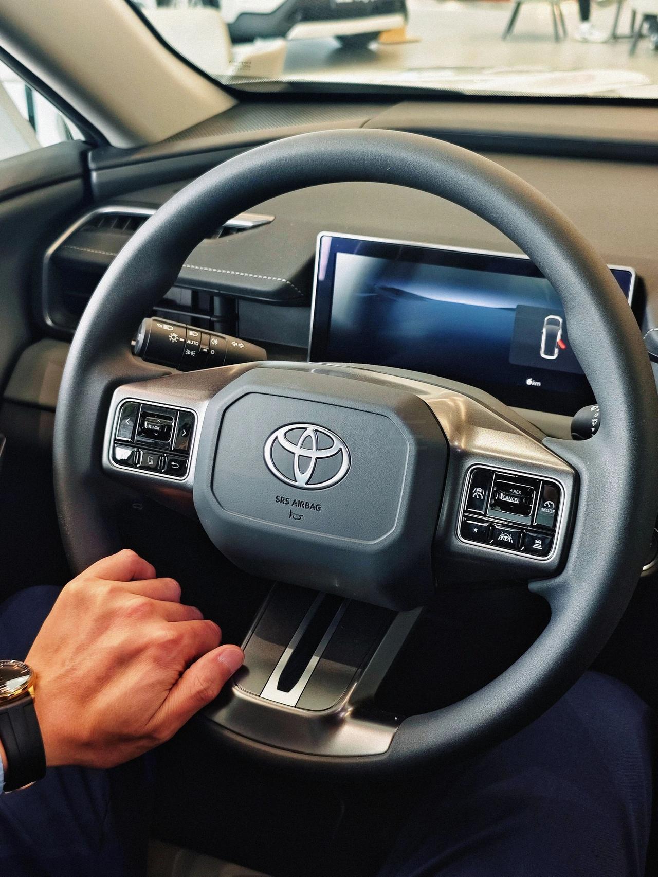 今天坐进丰田荣放，直接被内饰狠狠圈粉了布局实用又耐看，日常开着顺手又舒服，完全长