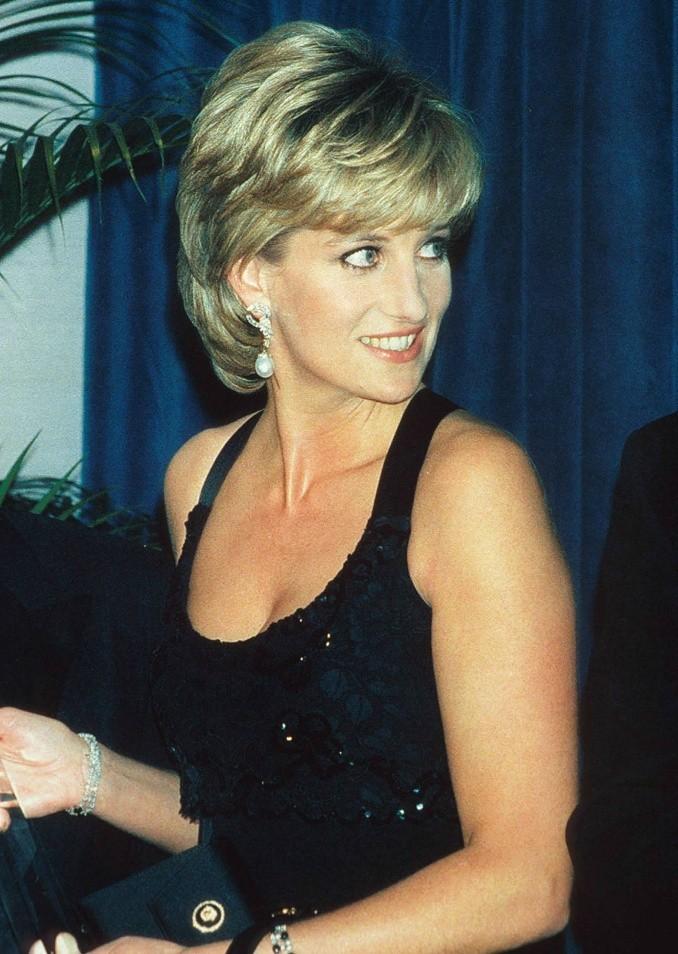 熬过15年窒息的王室婚姻，1996年，36岁的戴安娜和查尔斯正式离婚。