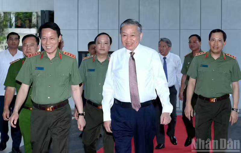 一个不落！苏林前脚（6月24日）出席越南中央军委会议，后脚（6月25日）又参加越