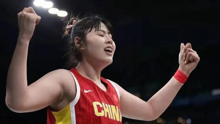 中国女篮中锋李月汝宣布意外决定！2025年深圳亚洲杯临近，中国女篮正在积极备战