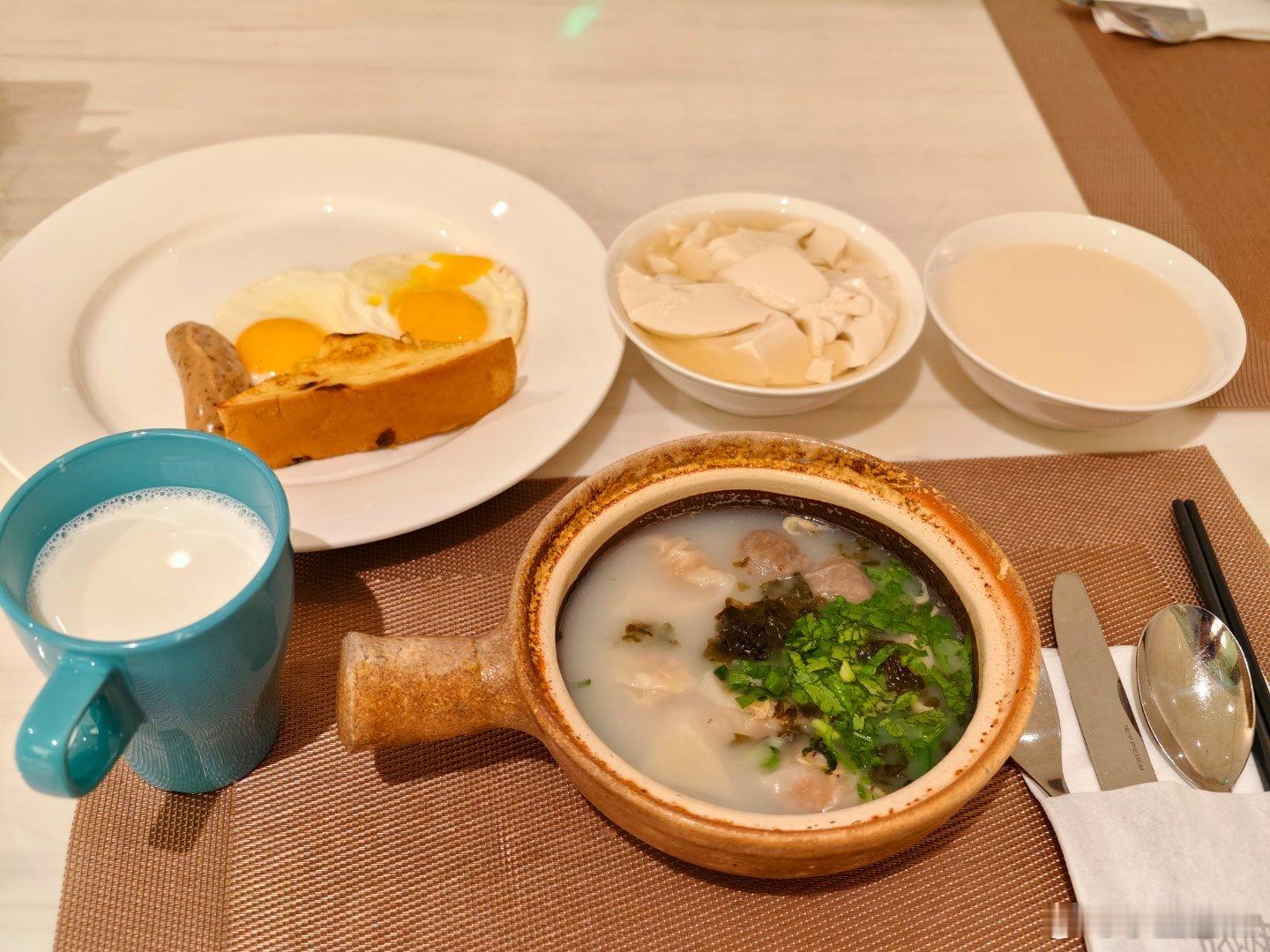 大家早啊！最近特想吃豆腐花和喝豆浆。今天特意起了个早，终于吃上了！！想问问你们，