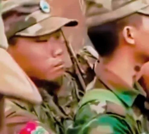 德昂军集结兵力开赴前线小兵表情亮了近日，德昂军某旅准备重武器