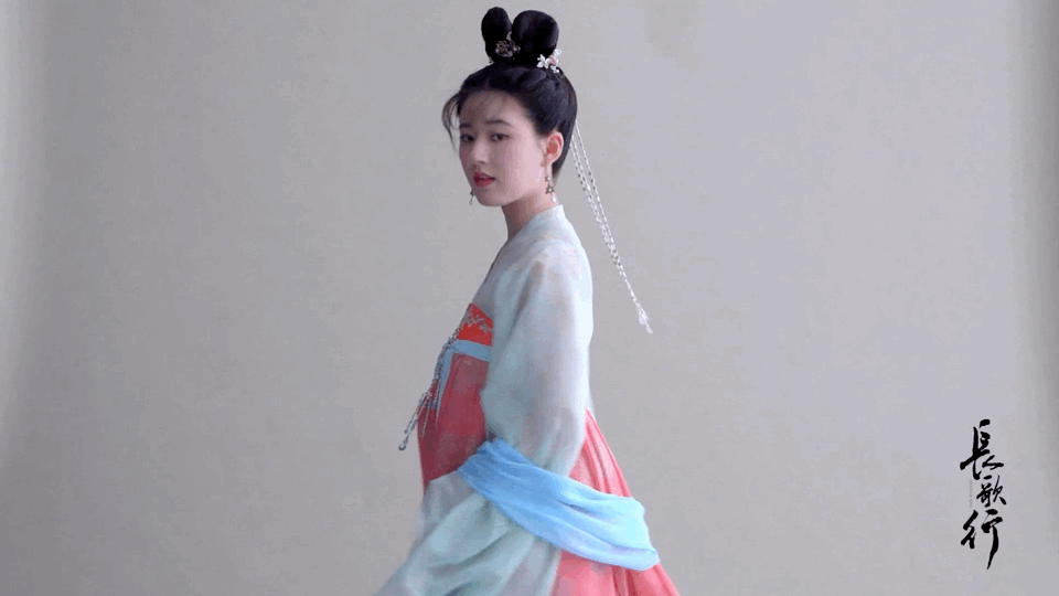 其实不懂为什么赵露思硬要往网红风凹。说实话她早期很小白花软糯糯的，就是长歌行时期