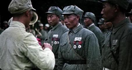 1950年，为了迎娶爱人，第184师的副连长肖万世登门求亲。老岳父一见肖副连长，