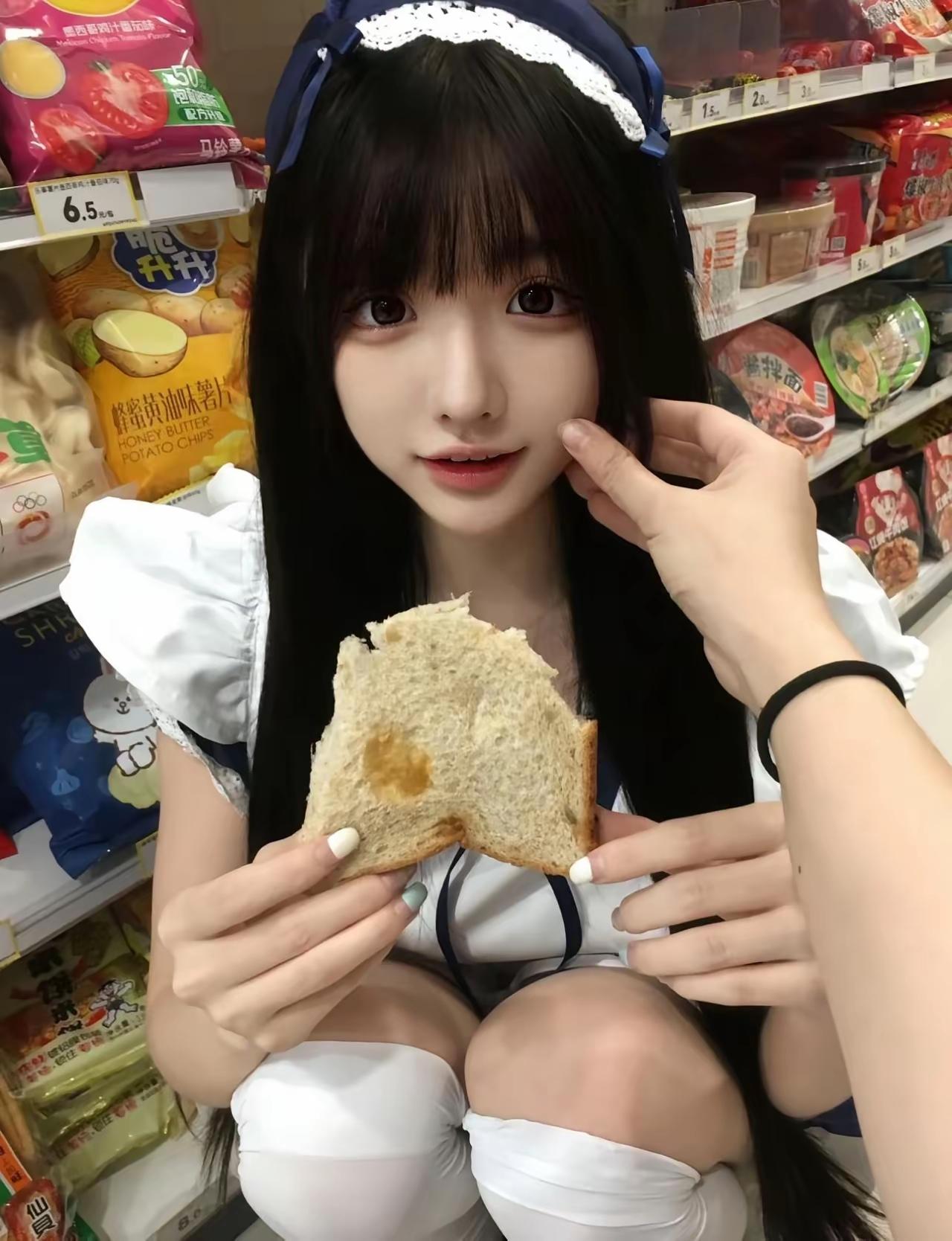 在便利店享受甜蜜的下午茶时光🍞🍰