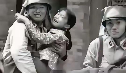 1937年，日军闯入杨家时，一名士兵立即抱住仅6岁的杨明贞，粗暴地解开她的棉袍，
