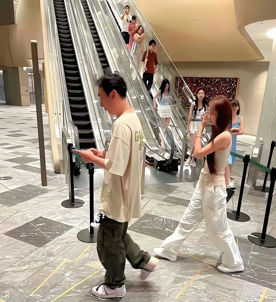 王思聪还是这么有气质，旁边女孩子也漂亮