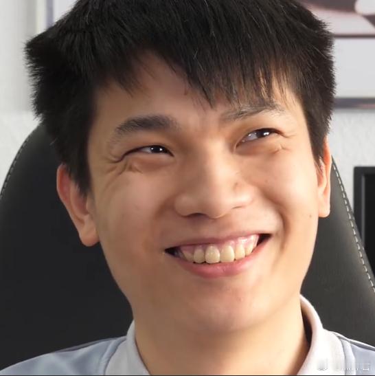 Zhou神在直播中聊到了新的凯西杯本来想邀请卡卡，但是卡卡说要训练，大胆猜测感觉