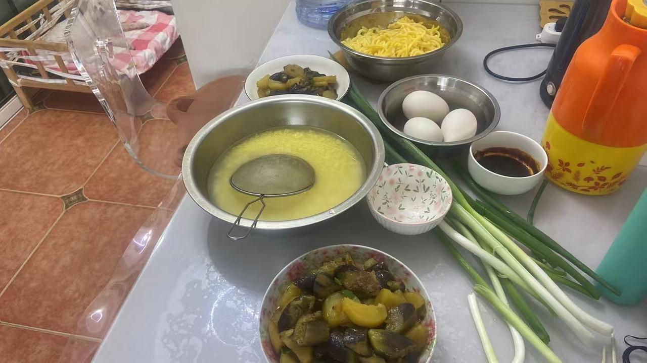 这是妻子做的晚饭，让我回家吃饭，我说这也太素了，一点肉都没有。她说：老登，你不能