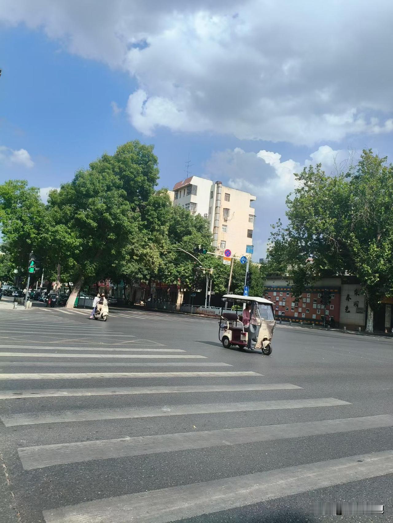 该放下的别执着，该翻篇的别回头。人生本就是趟有去无回的旅程，有人上车就有人下车。
