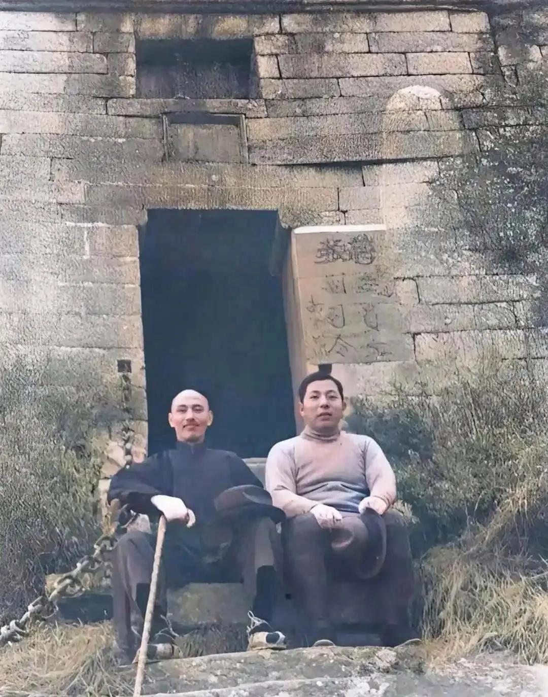 这是西安事变前几天，总司令跟副总司令一起爬山游玩时，拍的照片。依我所想，总司令