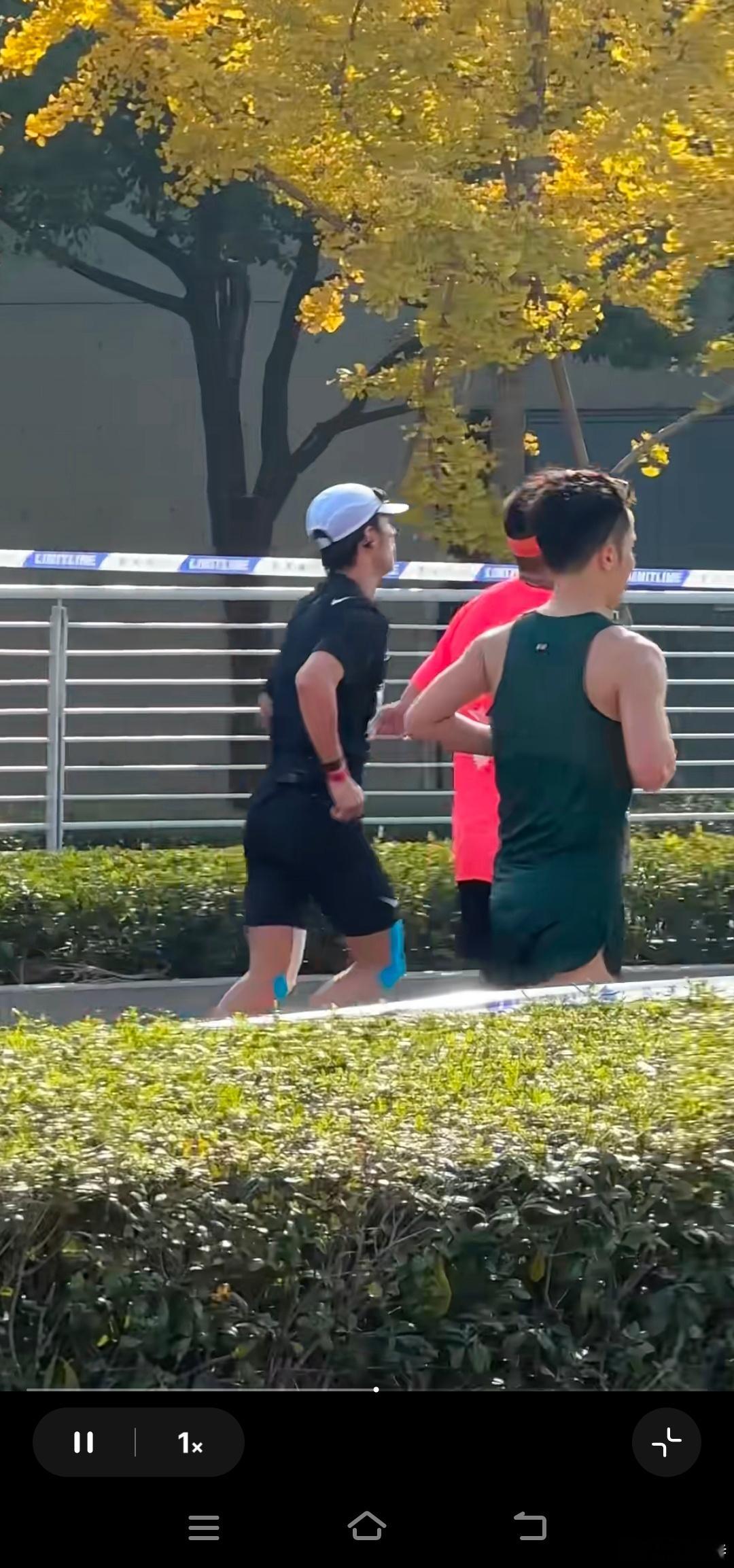这回是真的很难追上陈昊森了陈昊森一跑步，就像开启了加速模式，整个人活力满满。那