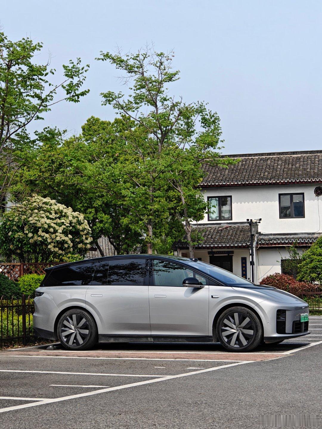 理想汽车银色的理想i8也挺好看的，一不小心就多了几张，越开越喜欢i8的驾驶质感了