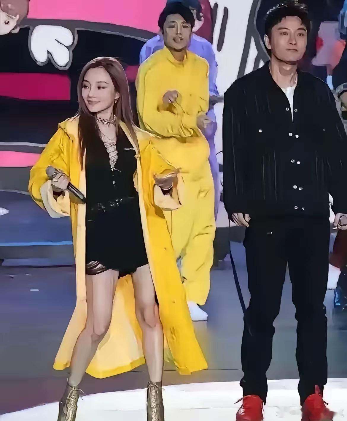 李和贾乃亮这段跨年表演，是载入娱乐圈的经典场面。当时贾乃亮满脸尴尬，一脸严肃跳完