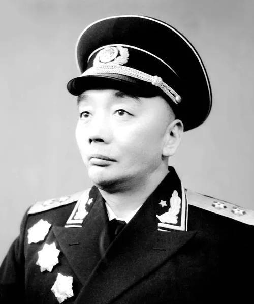 1949年，淮海战役后的庆功宴上，邓小平对刘昌毅说：“三纵打仗有一套，就是多吃了