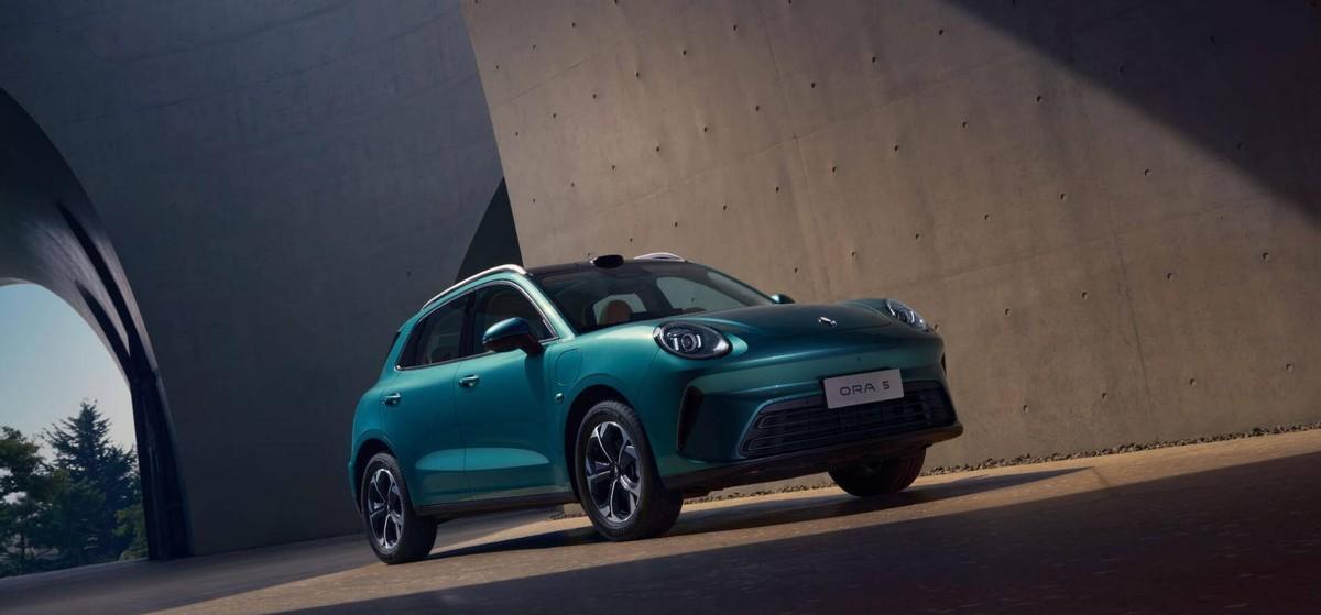 92号汽油稳稳站上8块，充电桩还是装不进老小区。吉利、长安、长城、奇瑞，几乎同一