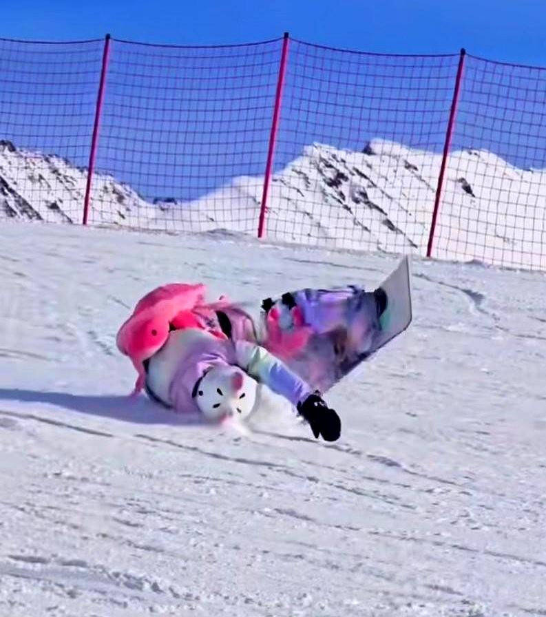 全红婵这几天滑雪可谓人仰马翻，其社媒分享了练习滑雪前两天妹子大大方方把那