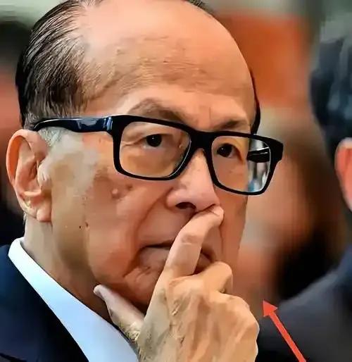 卖掉英国1672亿资产，李嘉诚嗅到了什么？第一个发现李嘉诚有跑路意思的其实是英国