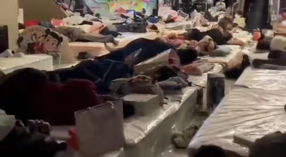 我的天呐！内蒙古包头一商场居然上演了一场躺平大赛，所以参赛者不能离开床垫，不能坐