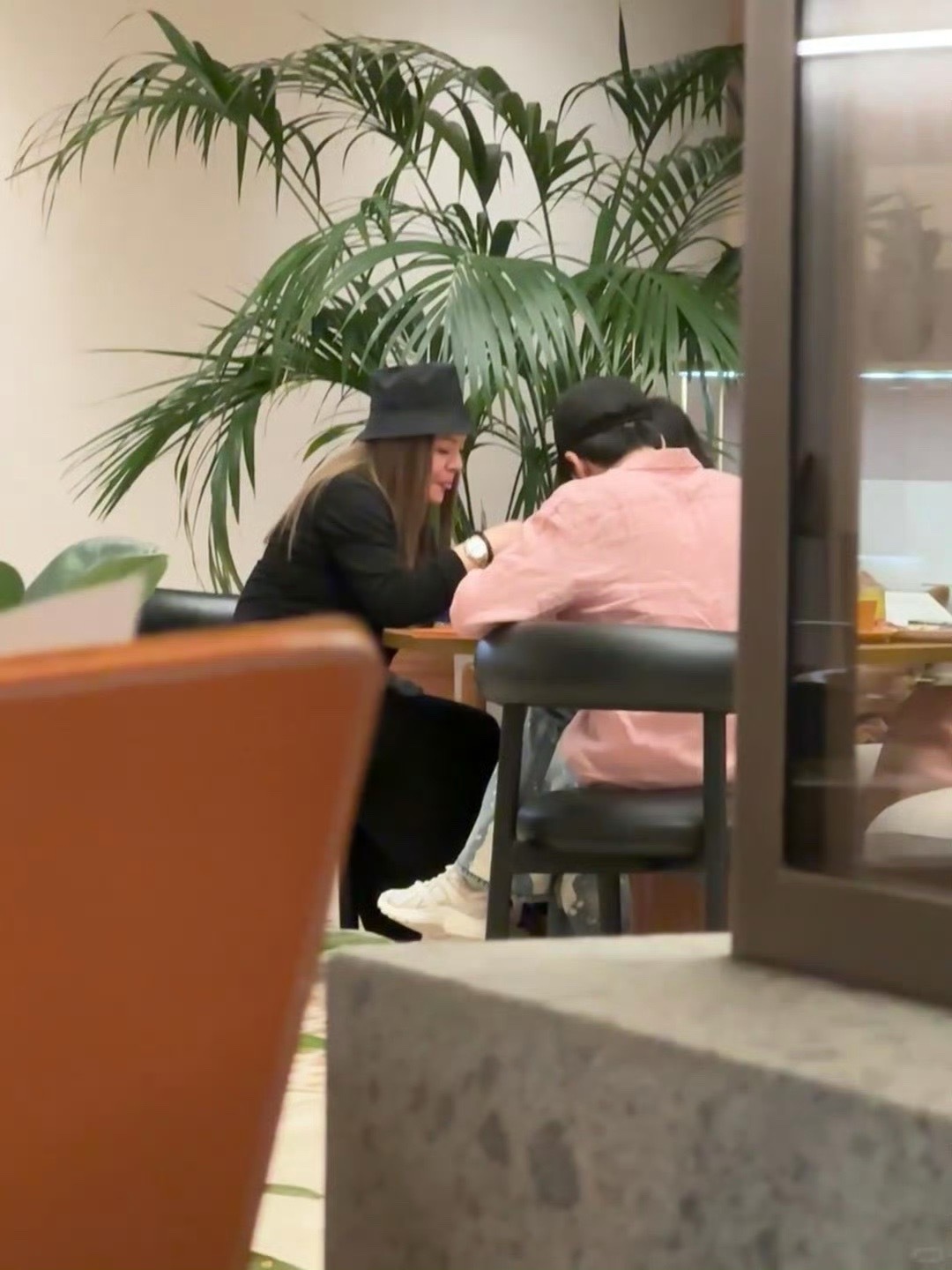 檀健次檀健次包挂是labubu檀健次国外粉衬衫度假松弛感包挂是labu