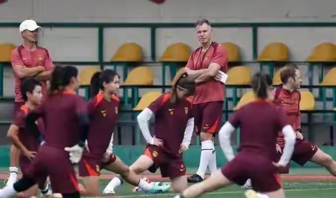 0-3输日本，主教练的合同里找不到“下课”两个字。前足协的人捅破了窗户纸：女足