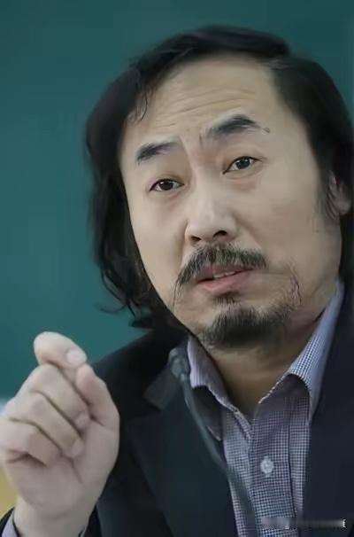管笑笑的博士论文也被举报了，举报人是文学评论家唐小林。第一图是管笑笑论文导师、贾