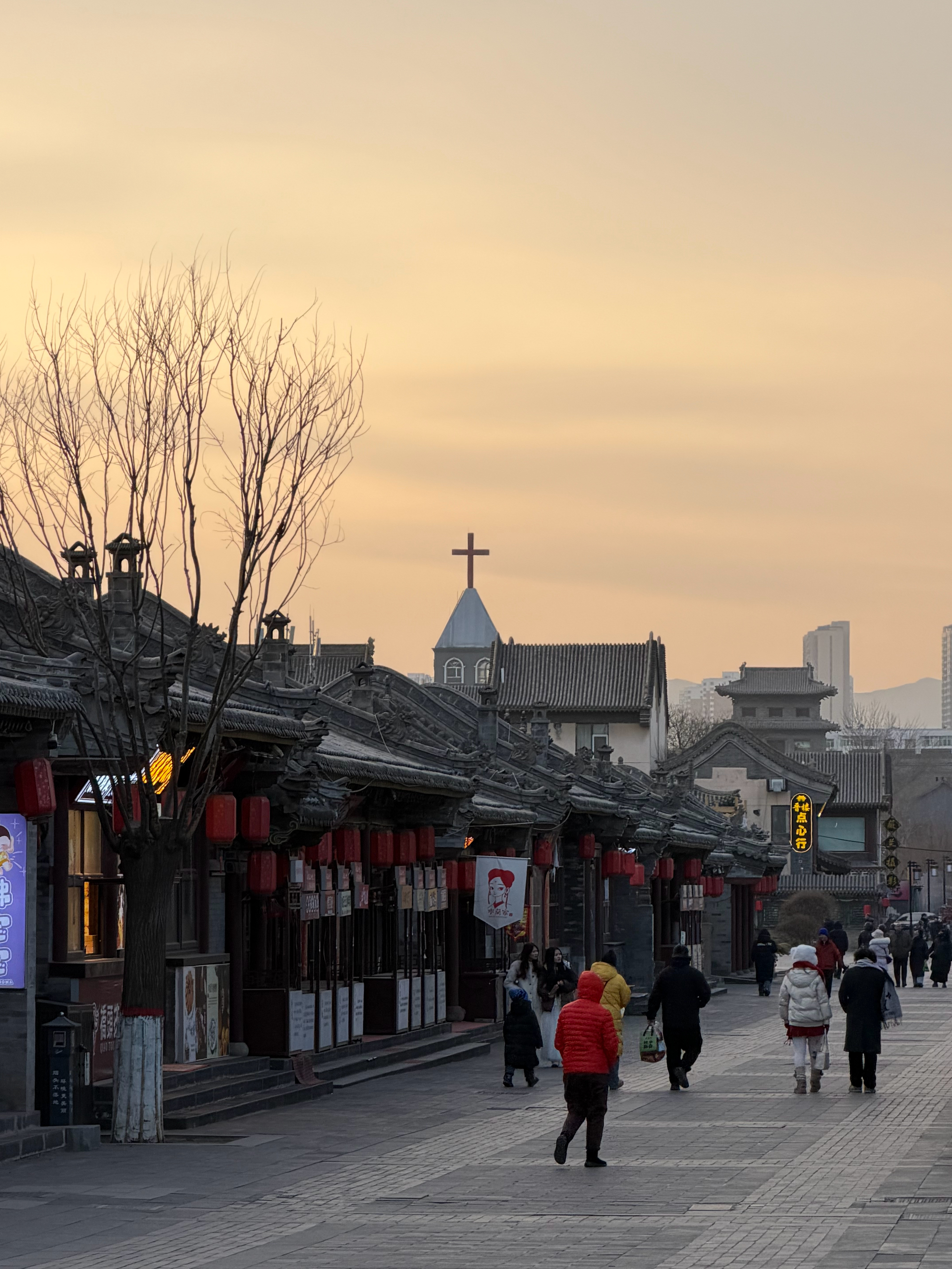 在这里有佛教（喇嘛），道教，还有基督天下大同～主打一个包容大同·法华寺